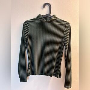 Short turtle neck, long sleeve with velvet vertical stripes.